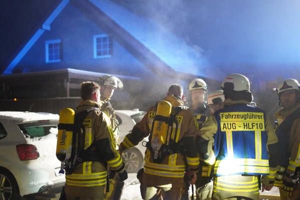 Die Augustdorfer Kameraden konnten zwei Bewohner des Hauses nur noch tot bergen. - © Freitag TV
