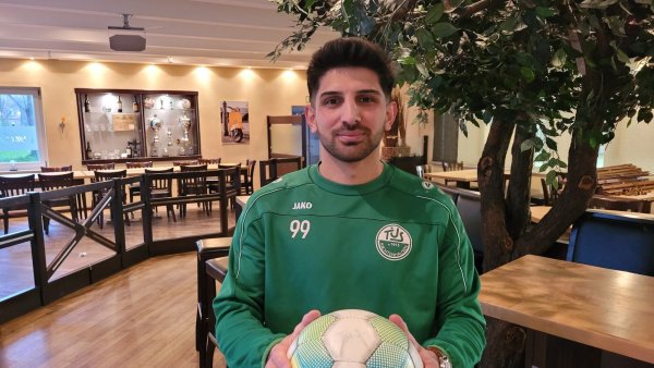 Mittelfeldspieler Kamal Awsse vom TuS Kachtenhausen will nicht nur mit seiner Mannschaft punkten. Auch mit seinem italienischen Restaurant auf dem Sportgelände möchte er ab Mai überzeugen. - © Raffael Giebel