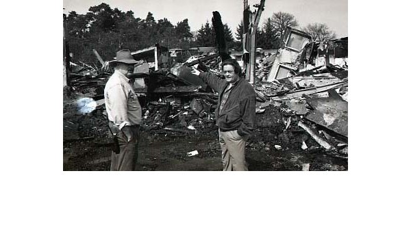 Im April 1994 brennt die Bayernhalle ab. Parkchef Fritz Wurms (r.) und Betriebsleiter Gundolf Scherenberg betrachten die Ruinen. - © Sabine Kubendorff