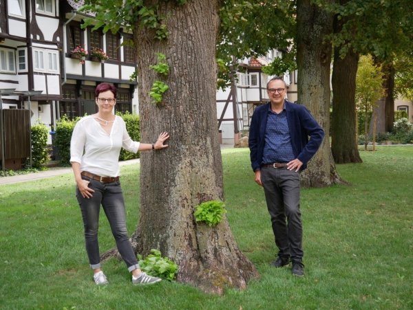 Petra Hilker mit Markus Baier, Geschäftsbereichsleiter Planen und Bauen der Stadt. - © Stadt Lemgo