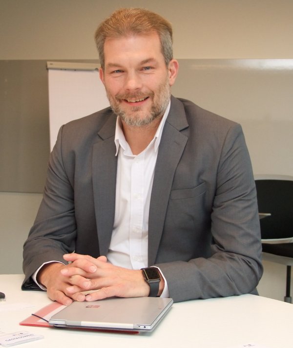 Lars Hoppmann, Geschäftsleiter im krz, spricht über seine Erfahrungen mit dem Home-Office. - © Axel Bürger(LZ)