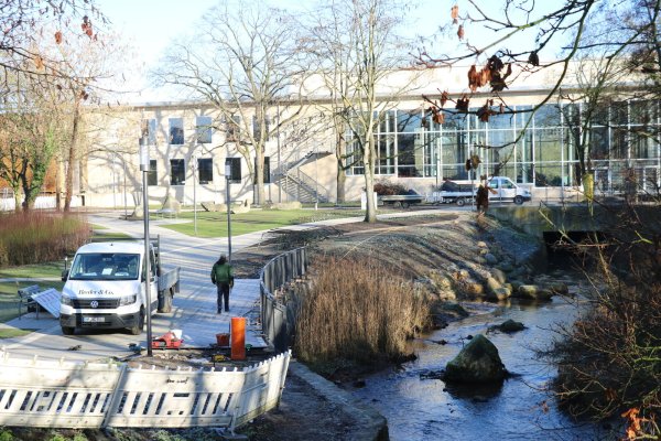 Die Arbeiten zwischen hinterem Kurparkeingang, Konzerthalle und Bleichstraße laufen. Das Pflaster liegt, die Ergebnisse lassen sich schon erahnen. Doch noch ist der Bereich abgesperrt. - © Alexandra Schaller