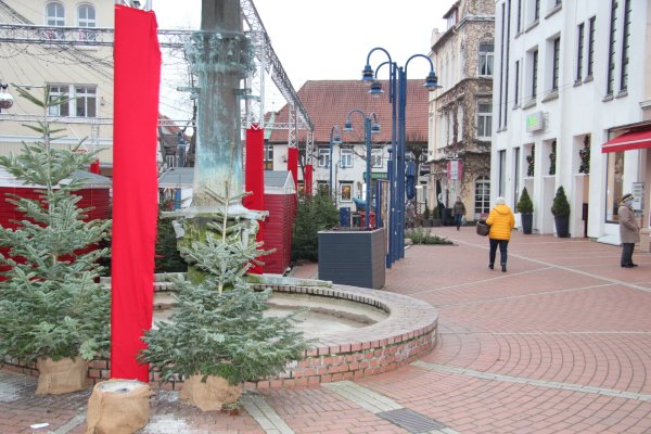 Noch ist der Marktplatz weihnachtlich geschmückt. Im kommenden Jahr soll ein Planungsbüro mit der Umgestaltung beauftragt werden. An der Meinungsbildung können sich die Bürger beteiligen. - © Cordula Gröne(LZ)