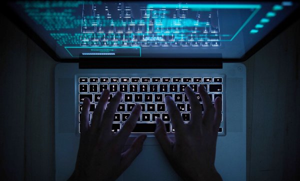 Die Sicherheitsbehörden verzeichnen einen Anstieg bei den Anlagebetrügen. Auch in OWL schlagen die Betrüger zu. Die finanziellen Schäden sind hoch. - © picture alliance/dpa