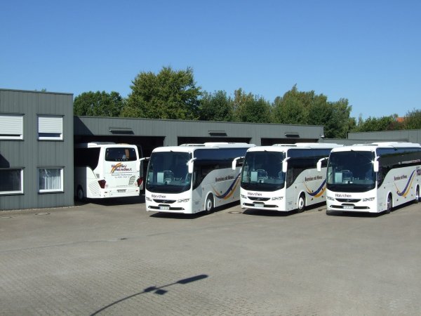 Müssen seit Wochen in der Garage bleiben: Die Busse von Hänschen’s Reisedienst in Detmold. 16 Mitarbeiter, darunter auch die Busfahrer, sind in Kurzarbeit. - © Hänschen Reisen