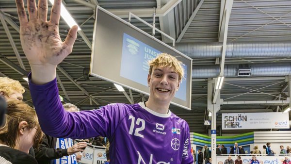 Linus Borreck beeindruckt mit seiner riesigen Spannweite gegen Löwen-Nachwuchsspieler Felix Göttler (links). - © Heinz J. Zaunbrecher