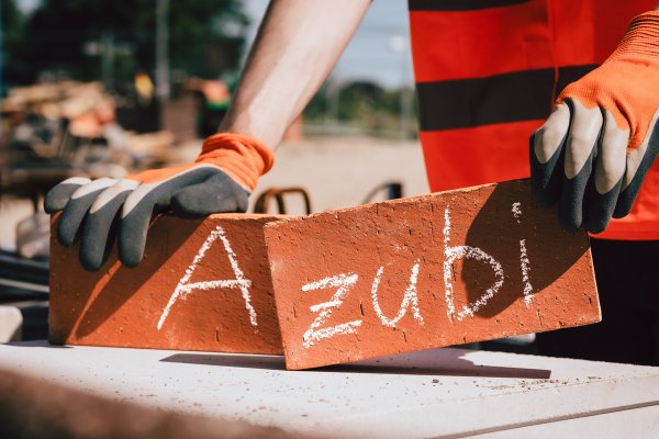 "Spätstarter" können sich immer noch für eine Ausbildung entscheiden: Auf Jugendliche warten in Lippe noch 570 Stellen. - © IG Bau