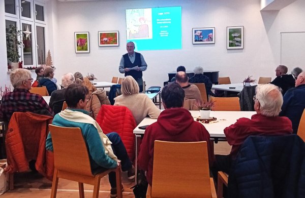 Roland Linde hält einen Vortrag zur Stadtgeschichte in Lage. - © Bildrechte: Heimatbund Lage