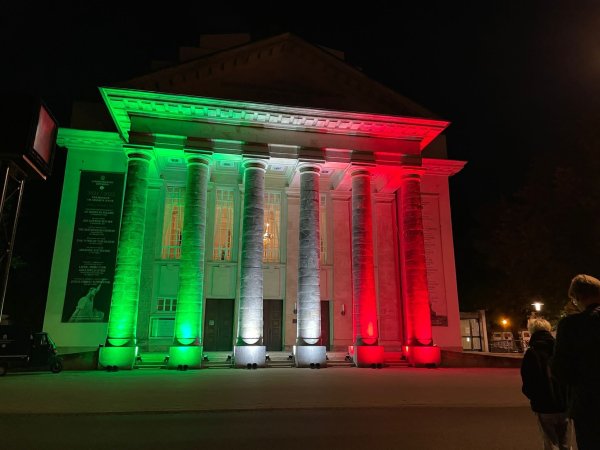 Bis Ende August leuchtet das Landestheater in NRW-Farben. - © Jil Koch