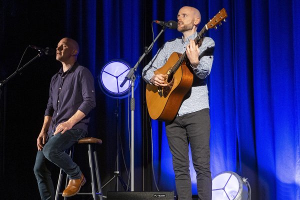 Bei der „Simon and Garfunkel-Through the years"-Show begeisterten die schottischen Musiker Pete Richard (Gesang) und Dan Haynes (Gitarre) das Publikum.  - © Laurenz Tegethoff