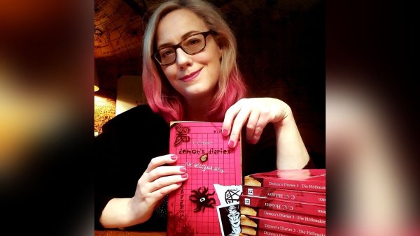 Die Detmolder Autorin Cathryn Holister präsentiert ihr neuestes „Demon Diaries“. - © Cathryn Holister