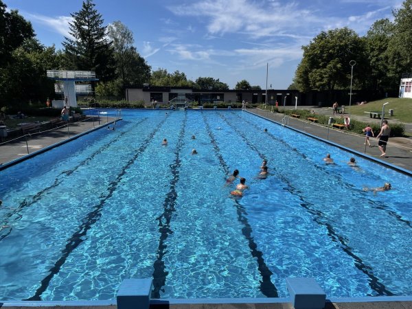 Davon haben sich die Oerlinghauser verabschiedet - das Freibad wird komplett neu gebaut. Die Bergstädter suchen sich auch Alternativen in Lage und kommen nach Hörste. - © Madlena Gerschner