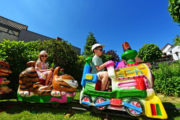 So viel Spaß kann Museum machen: Paula und Karl drehen beim Kinderfest im Hexenbürgermeisterhaus eine Runde mit der Kindereisenbahn. - © Nicole Ellerbrake
