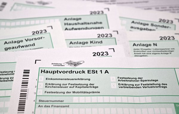 Traditionelle Steuerformulare könnten bald der Vergangenheit angehören, wenn die Pläne zur digitalen Steuererklärung umgesetzt werden. - © Martin Schutt/dpa