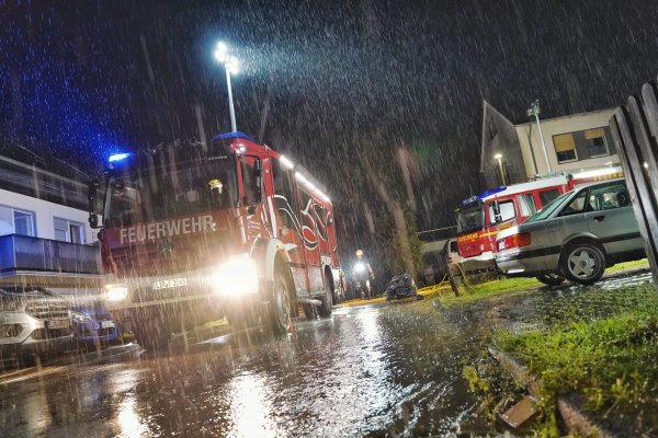Am späten Abend sprach die Wehr im Ort von 40 offenen Einsatzstellen. - © FreitagTV