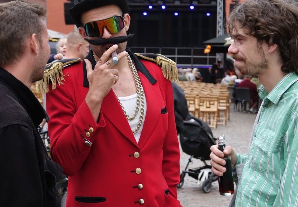 Hier noch gut gelaunt: Michal Popowize in astreinem roten Anzug unterhält sich vor der Show noch mit Finn (rechts) und einem Kumpel. - © Axel Bürger
