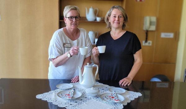 Sendy Hachmeister (links) und Silke Dahlmeier wollen das Quartier wieder verstärkt ins Zentrum St. Loyen holen. Dafür soll es auch ein Nachbarschaftscafé geben. - © Katrin Kantelberg