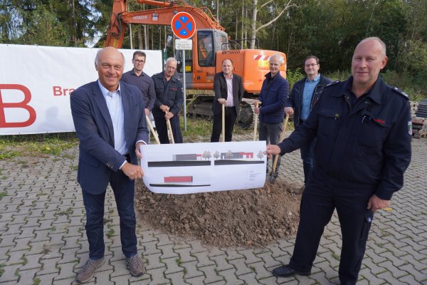 Haben den ersten symbolischen Spatenstich für den Anbau der Feuerwache Blomberg gesetzt: Bürgermeister Klaus Geise (von links), Andreas Wolf, (Betriebsleiter BIG), Löschzugführer Andreas Schröder, Kämmerer Christoph Dolle, Architekt Stefan Brand, Projektleiter Günther Wachter und Wehrführer Joachim Hartfelder. - © Michaela Weiße(LZ)