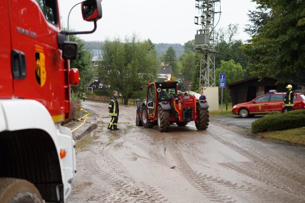 Am späten Freitagnachmittag haben die Sommergewitter auch den Kreis Lippe erreicht. Der heftige Regen hat in einigen Orten, wie hier in Dörentrup, für vollgelaufene Keller und viel Schlamm gesorgt. - © FreitagTV/Stock