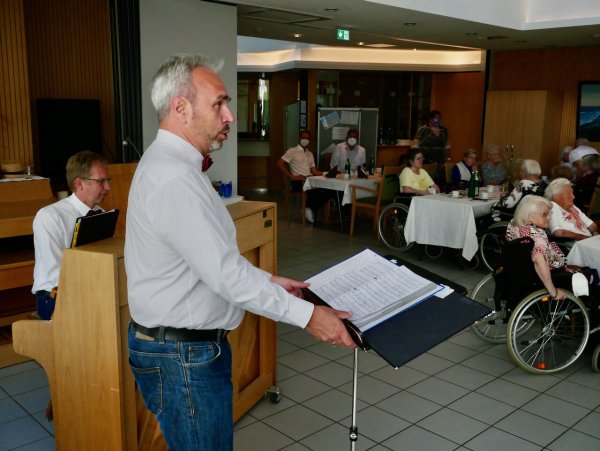 Gottfried Meyer (rechts) und Burkhard Schmidt (am Klavier) haben den Bewohnern des Elisenstifts mit ihren musikalischen Darbietungen eine große Freude bereitet. - © Rotary Club Lemgo
