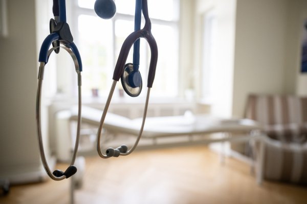 Der Spitzenverband der gesetzlichen Krankenkassen hat die nächste Bundesregierung aufgefordert, die Bevorzugung von Privatversicherten gegenüber Kassenpatienten bei der Terminvergabe gesetzlich zu unterbinden. - © picture alliance/dpa