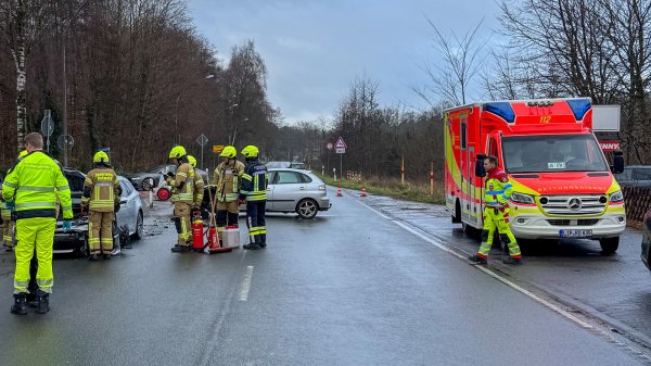 Bei einem Unfall auf der Bielefelder Straße in Heidenoldendorf werden die Insassen zweier Autos verletzt. - © Marco Schweiger/Feuerwehr Detmold
