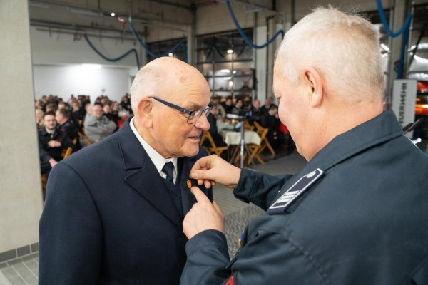 Der Sprecher der Ehrenabteilung, Jörg Kleemann (rechts), heftet Wilfried Aßmann das Abzeichen für 70-jährige Mitgliedschaft bei der Feuerwehr ans Revers. - © Leon Stock/Feuerwehr Bad Salzuflen