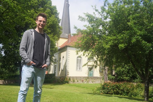 Als Erprobungsraum der Lippischen Landeskirche verantworten die evangelisch-reformierten Kirchengemeinden Cappel-Istrup, Blomberg und Horn gemeinsam das Popkantorat. Nach dem Weggang von Moritz Reuter gibt in diesem Projekt jetzt Matthias Schulze, hier vor der Kirche in Cappel, den Ton an. - © Michaela Weiße