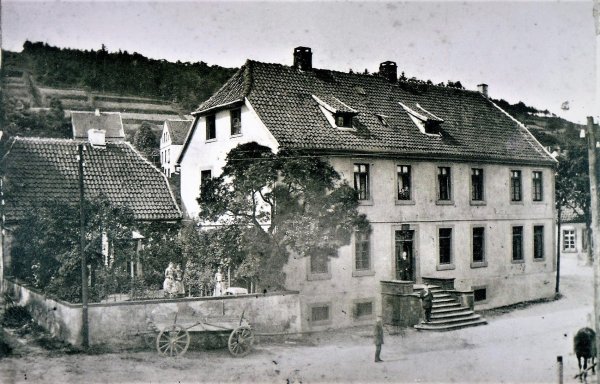 1830 wurde die erste Apotheke Oerlinghausens von Friedrich Melm eröffnet. Die Fotografie entstand 1880. Im Anbau der heutigen Apotheke haben die Ärzte Dr. Christian Wachsmuth-Melm und Dr. Ines Lay ihre Praxisräume. - © Repro: Horst Biere / Quelle: Henner Wachsmuth-Melm