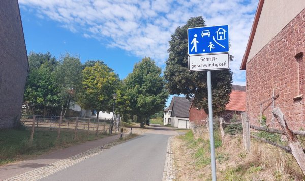 Dieses Schild wird wie sein Zwilling auf der anderen Straßenseite weichen müssen. Doch aus Sicht der Verwaltung hat sich eine gute andere Lösung gefunden. - © Michaela Weiße