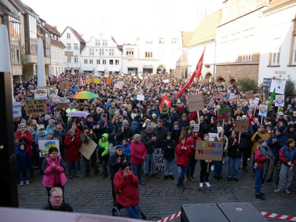 2000 Demonstranten haben in Lemgo ein klares Zeichen für Vielfalt und Demokratie gesetzt. Auch IHK und Arbeitnehmerverband finden deutliche Worte: "Rir appellieren an alle politischen Akteure, die Grundlagen unseres Gemeinwesens in einer schwierigen Phase zu stärken." - © Thomas Krügler