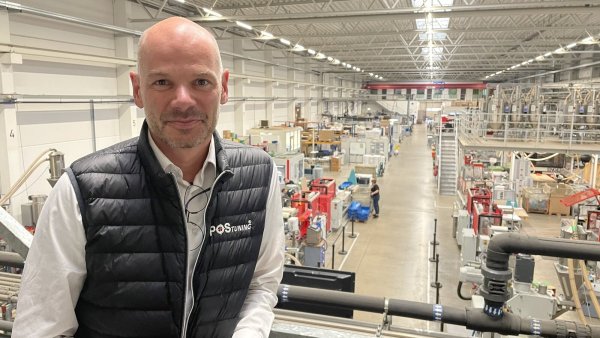 Stolz ist Oliver Voßhenrich nicht nur auf seine Leistung, sondern auch darauf, was sein Vater aufgebaut und ihm übergeben hat. Im Hintergrund die Produktionshalle. - © Carsten Heil