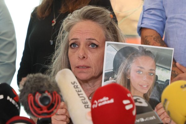 Keren Shem, Mutter von Mia Shem, zeigt ein Foto ihrer Tochter. Sie war in einem Geisel-Video der Terrororganisation Hamas zu sehen. - © GIL COHEN MAGEN / AFP