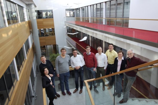 Die Professor:innen des Master IT-Studiengangs im Jubiläumsjahr 2023 (v.l.): Helene Dörksen, Volker Lohweg, Andreas Welling, Jürgen Jasperneite, Markus Lange-Hegermann, Carsten Röcker, Henning Trsek, Jessica Rubart und Uwe Meier. - © TH OWL