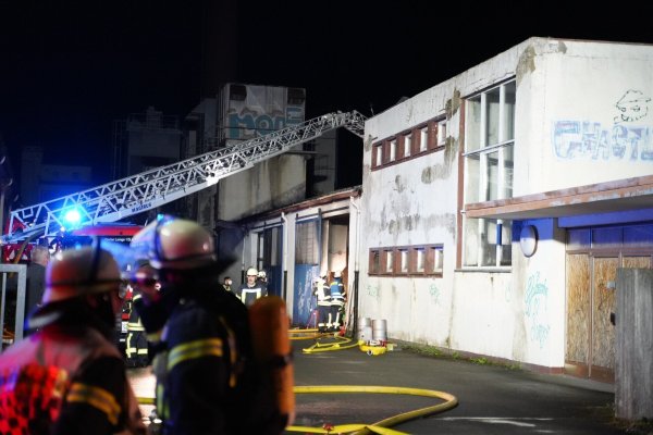 Zu einem Brand in einer ehemaligen Möbelfabrik ist die Feuerwehr am Freitagabend ausgerückt. - © FreitagTV