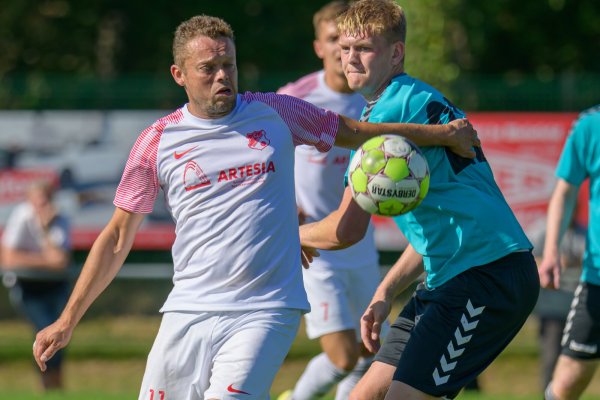 Aktivposten - Alexander Eck vom FC Augustdorf (links, weiß) setzt sich in dieser Szene gegen den Schlänger Jonas Pauls durch. Foto: Egon Penner. - © Egon Penner