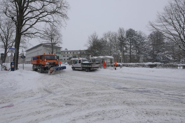 Begegnung von Muskel- und Maschinenkraft im Winterdienst auf der Leopoldstraße. - © Jost Wolf