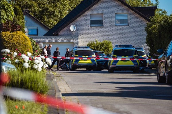 Die Spurensicherung ist im Juni 2023 für mehrere Stunden am Einsatzort in der Sackgasse Plaßheide in Holzhausen. Der Fall sollte noch lange nachhallen. - © Freitag TV
