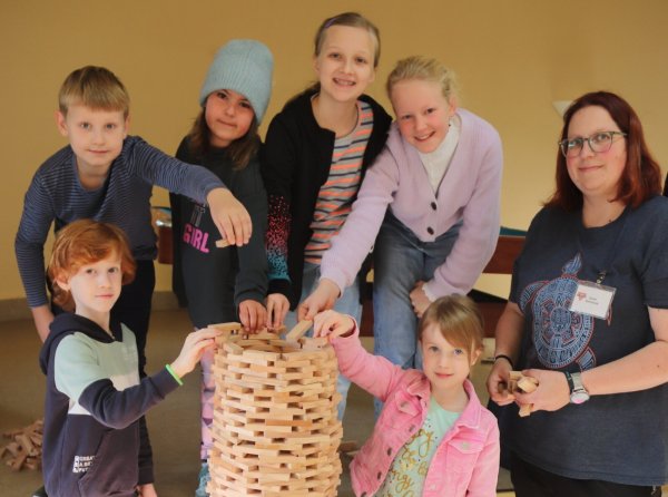 In diesem Stadium gelangen noch alle Kinder mit den Bausteinen bis zur Turmspitze. Dabei sind Janik (vorne, von links), Amélie und Betreuerin Sarah Behrendt sowie Mika (hinten, von links), Amelie, Lotta und Matilde. - © Knut Dinter