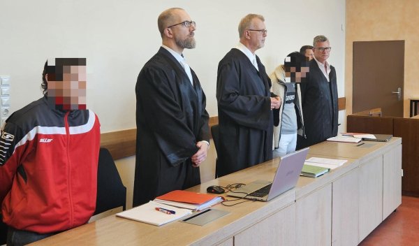 Der 18-jährige Angeklagte (links) steht an der Seite seines Verteidigers Hendrik Schnelle aus Detmold. Der andere Angeklagte (19) wird von Rechtsanwalt Johannes Salmen (mitte) und Dr. Detlev Binder aus Bielefeld vertreten. - © Janet König