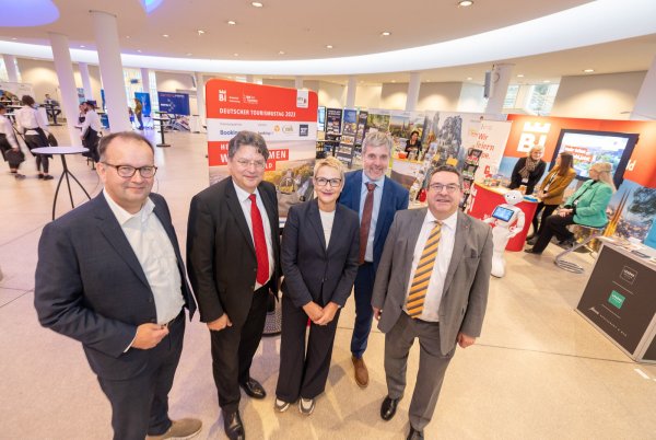 Experten auf dem Deutschen Tourismustag in Bielefeld: Martin Knabenreich, Reinhard Meyer, Heike Döll-König, Dieter Janecek und Axel Lehmann (v. l.). - © Oliver Krato