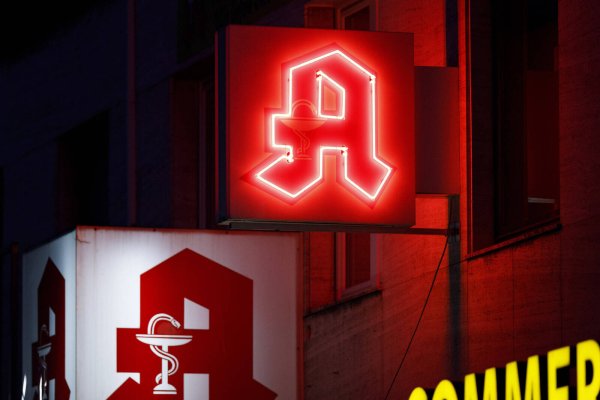 Odyssee durch eine stürmische Winternacht: Eine Mutter aus Bielefeld klapperte an Weihnachten mit ihrem kranken Sohn verzweifelt die Notapotheken ab. - © IMAGO/Future Image