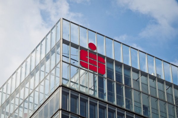 Viele Menschen müssen in Lage an der Sparkasse draußen warten, bis ein Schalter frei ist. Daran möchte die Politik arbeiten und die Situation verbessern. - © Pixabay