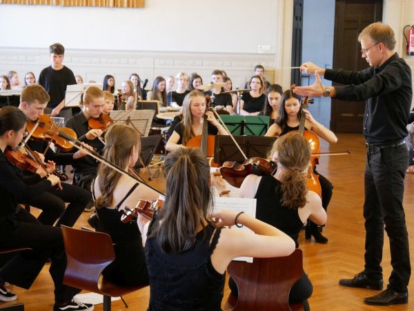 Festliche Eröffnung. Das Orchester unter Leitung von Dirk Brinkschmidt spielt die Eurovisionshymne und die Europahymne. - © Thomas Krügler