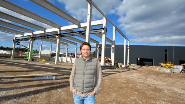 Kevin Kreyer vor der größten im Bau befindlichen Halle. Insgesamt rund 150 Mitarbeiter werden am Standort in Oerlinghausen arbeiten. Die Hallen sollen im August bezogen sein, die Büros bis Ende des Jahres. - © Karin Prignitz