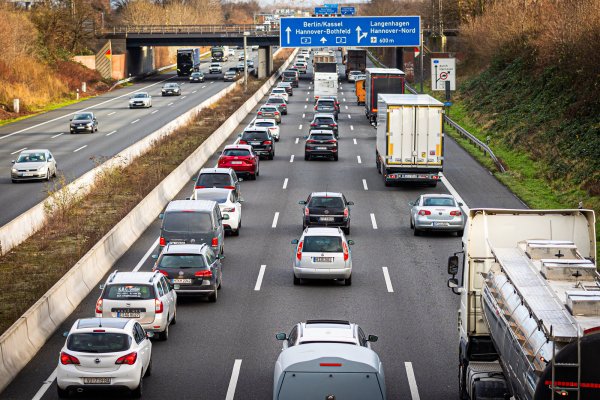 Das Auto wird wohl das beliebteste Fortbewegungsmittel bleiben. - © Moritz Frankenberg/dpa