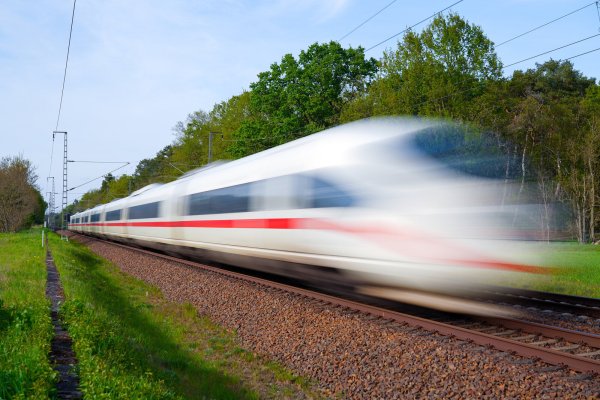 Mit bis zu 300 Stundenkilometer soll der ICE zwischen Hannover und Bielefeld unterwegs sein. - © Deutsche Bahn AG / Volker Emersleben
