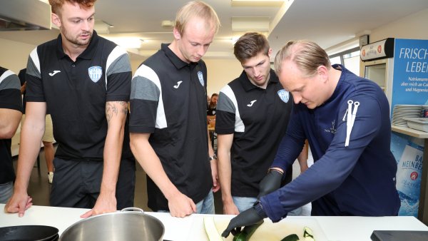 Jan Diekjobst (rechts) mit (von links) Emil Buhl Laerke, Leve Carstensen und Lukas Zerbe in der Küche der Phoenix-Contact-Arena. - © Paul Cohen