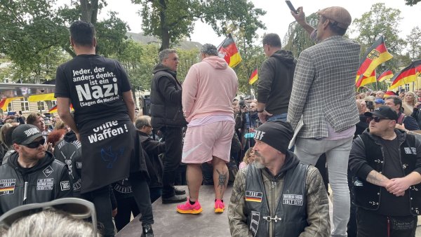 Aus der Mücke wurde ein stattlicher Elefant: Tim Kellner, ganz in rosa, nach der Urteilsverkündung auf der Bühne am Kaiser-Wilhelm-Platz. - © Silke Buhrmester