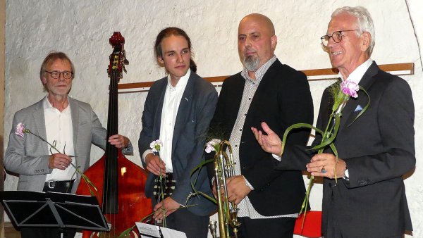 Als Dankeschön gab es Nelken für Dr. Wolf-Dietrich von Ohlen (rechts) und die exzellenten Musiker Gabor Jacob (Posaune), Karl-Jakob Vogt (Gitarre) und Ingo Otte (Kontrabass) - © Rudi Rudolph